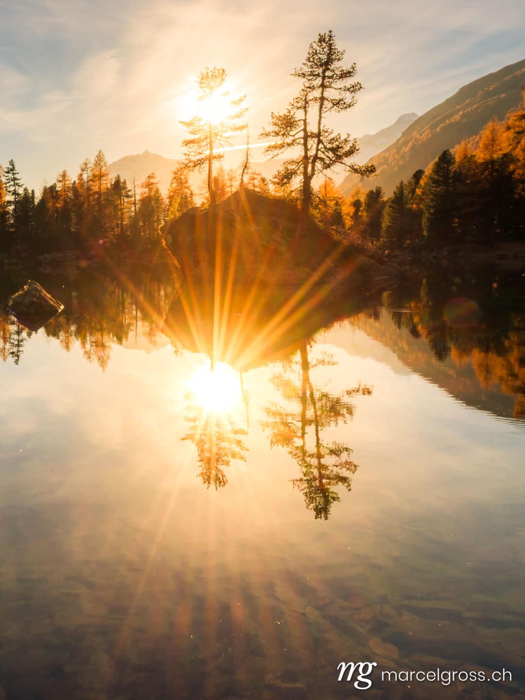 . Goldener Herbst am Lago di Saoseo im Val di Campo, Poschiavo, Schweiz. Marcel Gross Photography
