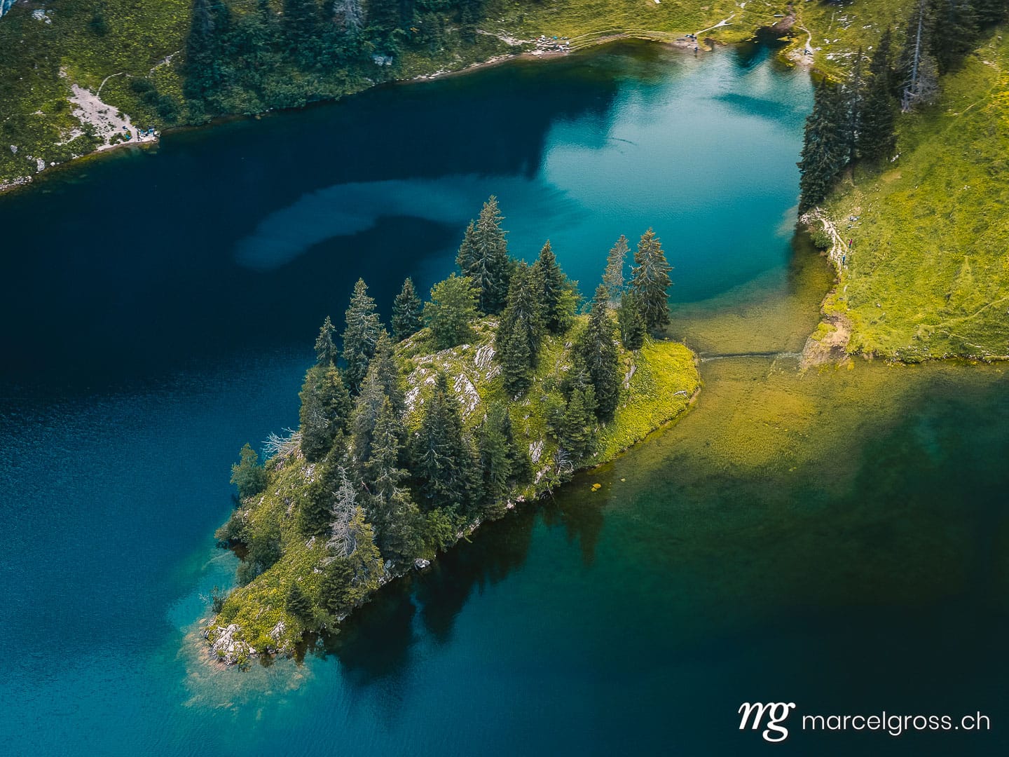 . bewaldete Insel in Hinterstockensee beim Stockhorn. Marcel Gross Photography