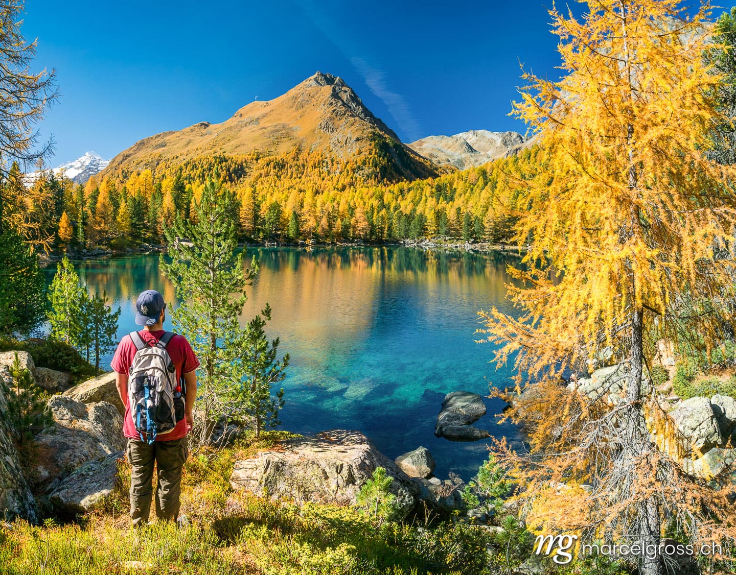 Wanderer am Lago di Saoseo im Herbst, Puschlav, Schweiz. Taken by Marcel Gross Photography