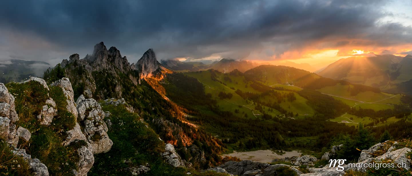 Panoramabilder Schweiz. fantastic summer sunset at the swiss peaks of Gastlosen. Marcel Gross Photography
