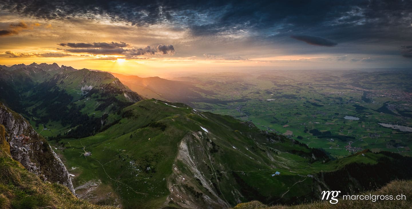 Panoramabilder Schweiz. Panorama-Aussicht auf Thun und Region bei Sonnenuntergang vom Stockhorn gesehen. Marcel Gross Photography