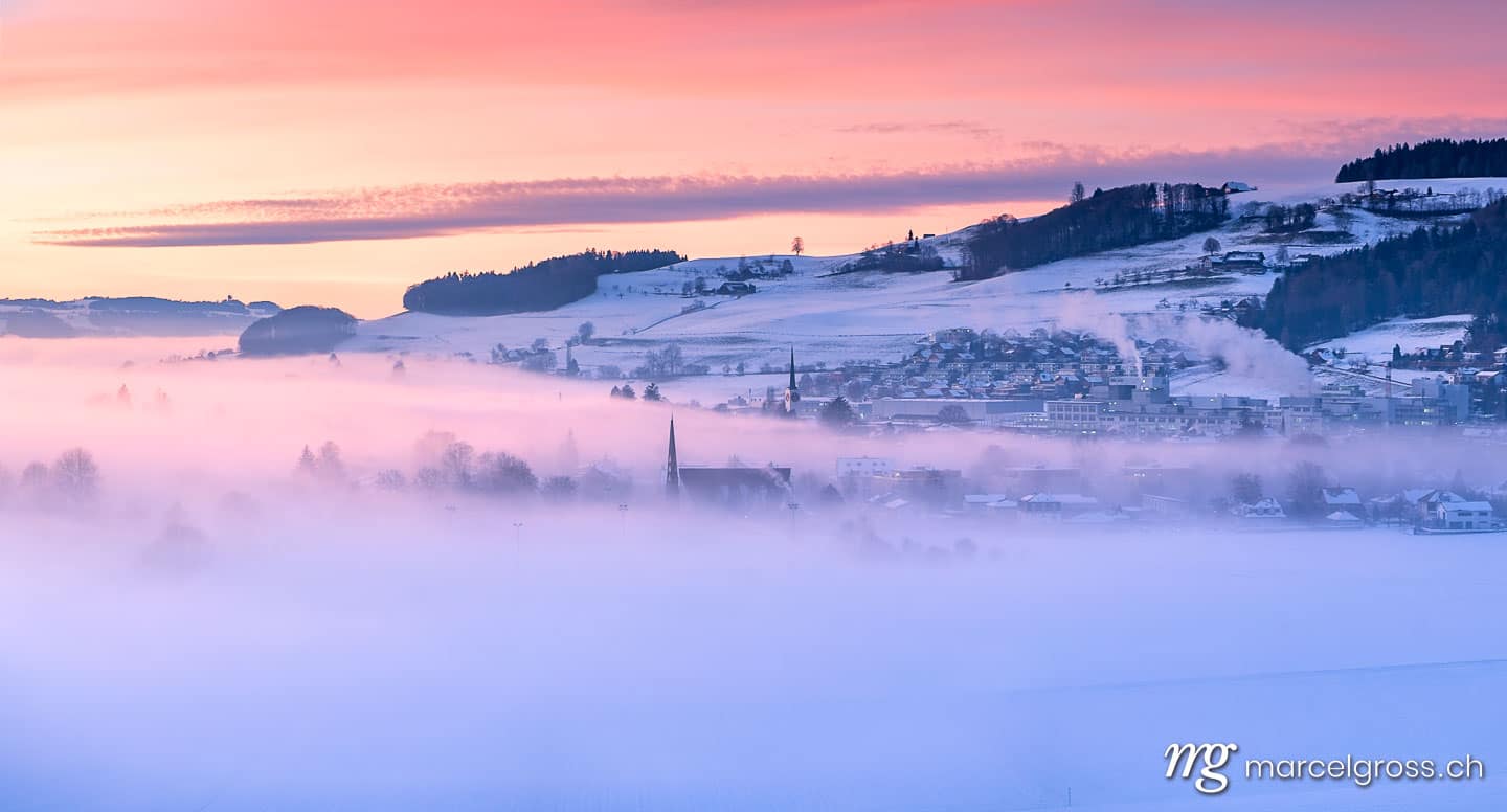 . Kitschiger Wintersonnenuntergang über Konolfingen mit Blick aufs Nebelmeer. Marcel Gross Photography
