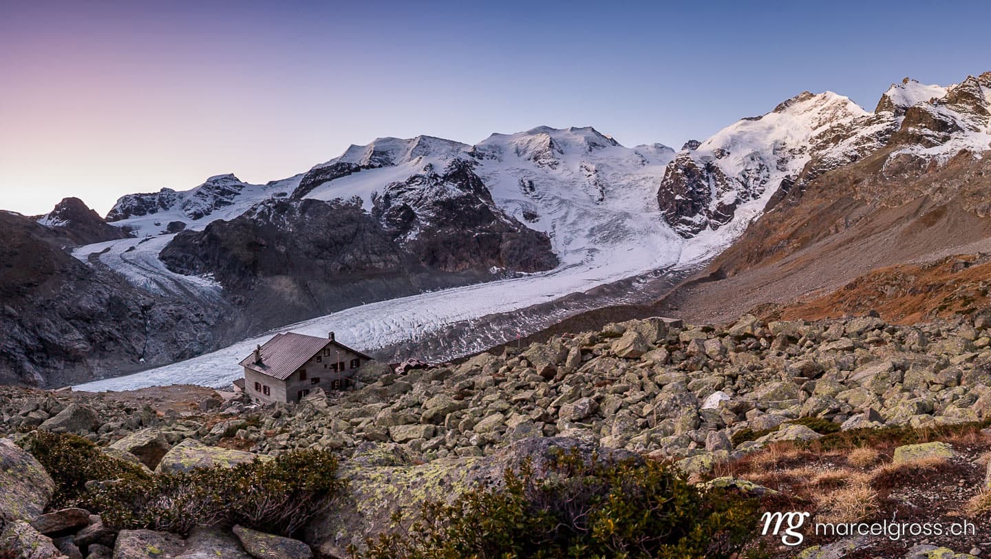 Panoramabilder Schweiz. Boval Hütte SAC vor Sonnenaufgang mit Morteratschgletscher und Bernina-Massiv, Pontresina, Schweiz. Marcel Gross Photography