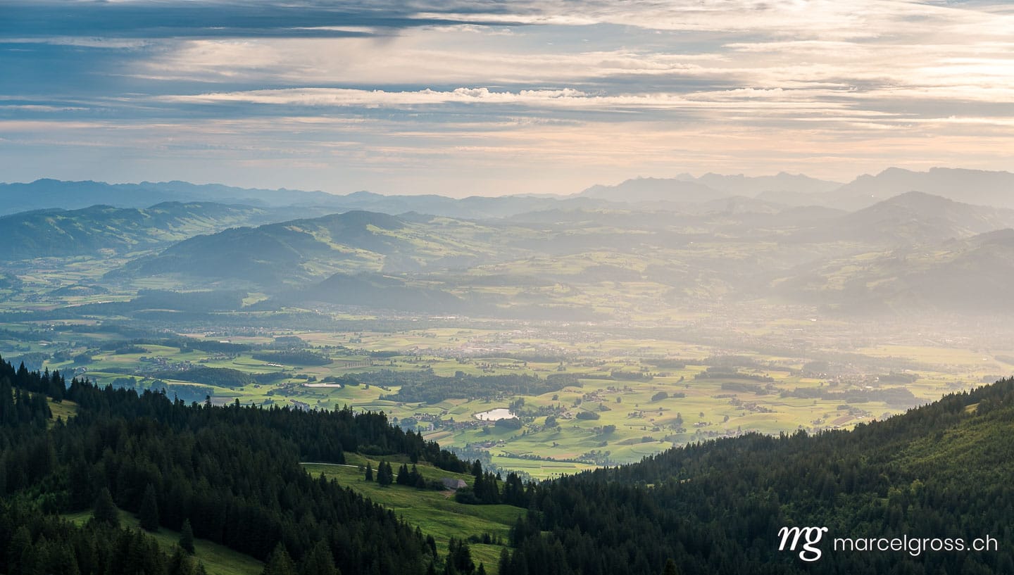 . Aussicht übers Gürbetal und Stockental  an einem Sommermorgen. Marcel Gross Photography