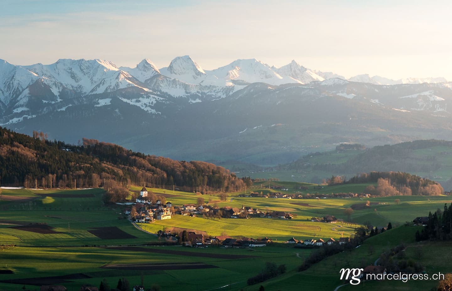 Emmental Bilder. Schlosswil and Gantrisch Ridge on a spring sunset. Marcel Gross Photography