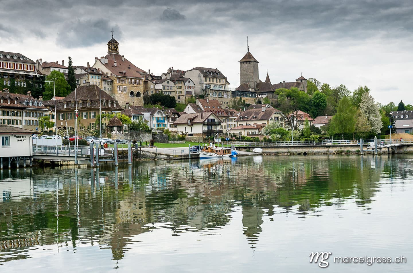 . Altstadt von Murten mit Spiegelung in Murtensee. Marcel Gross Photography