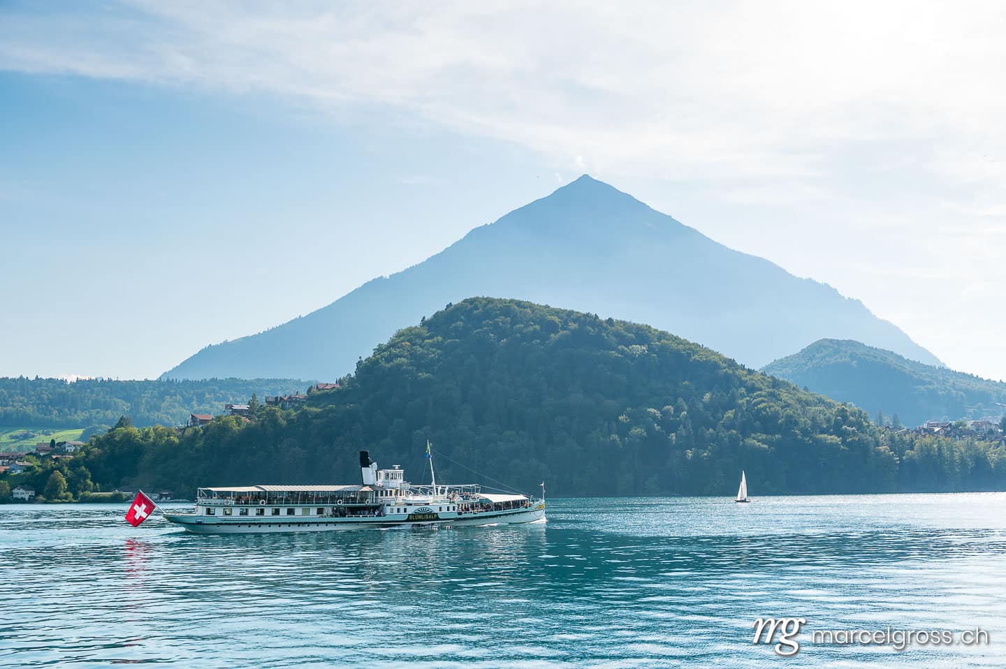. MS Blümlisalp Schiff mit Niesen auf Thunersee im Berner Oberland. Marcel Gross Photography