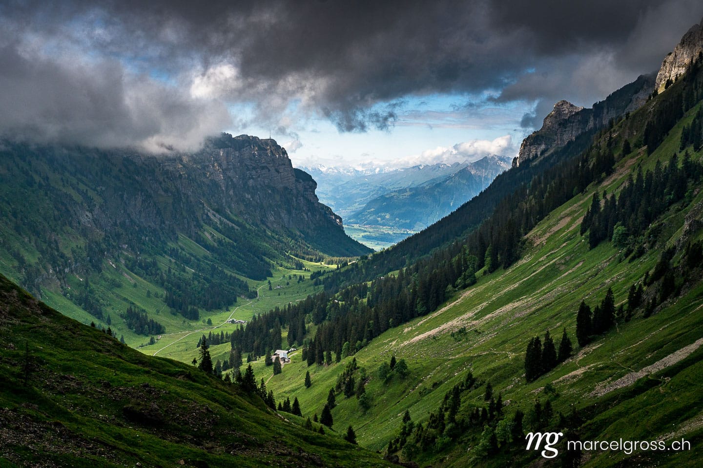 . Blick durchs bewölkte Justistal auf den Thunersee. Marcel Gross Photography