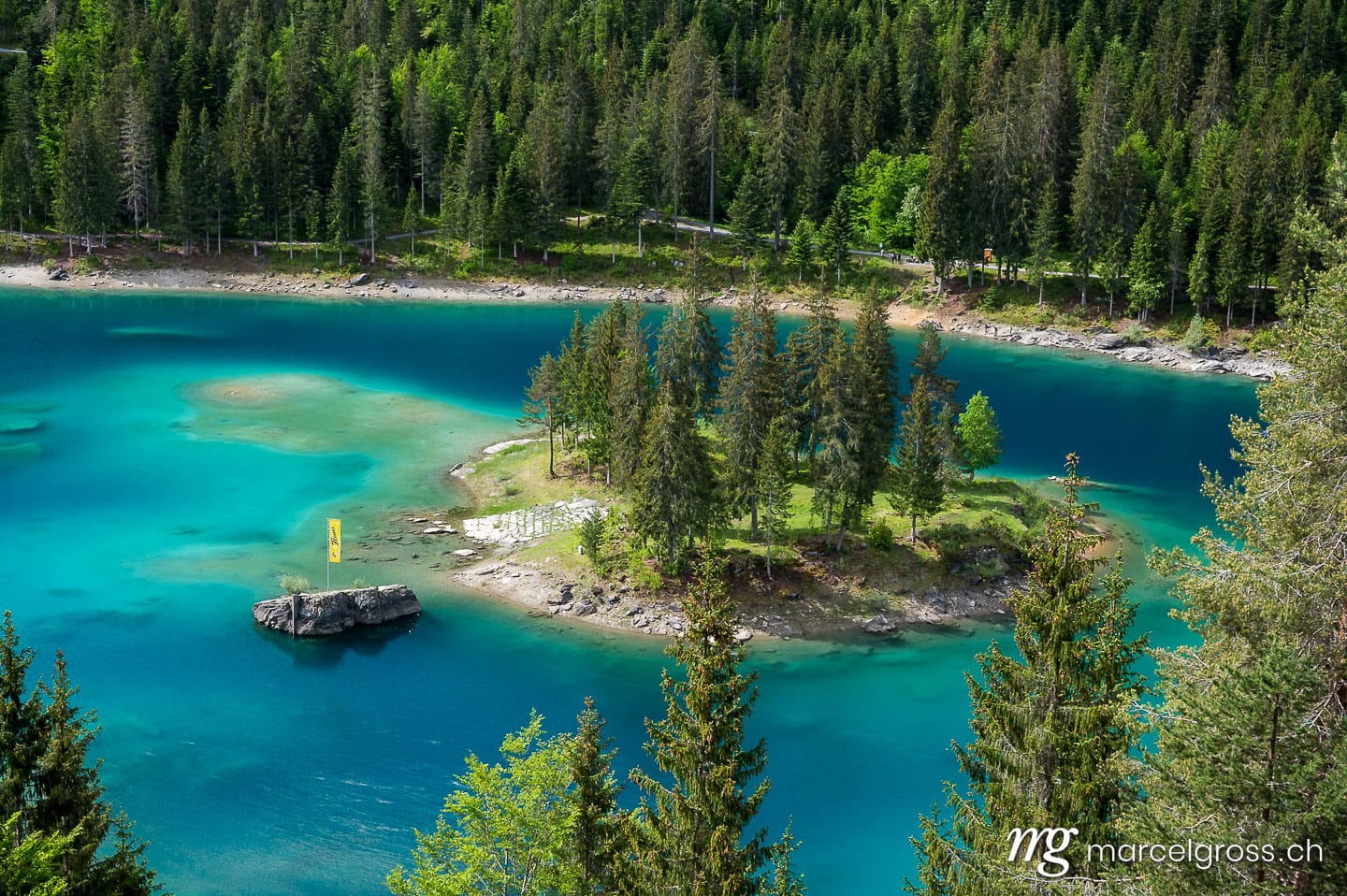 . klarer, türkisfarbener Bergsee mit Insel bei Flims. Marcel Gross Photography