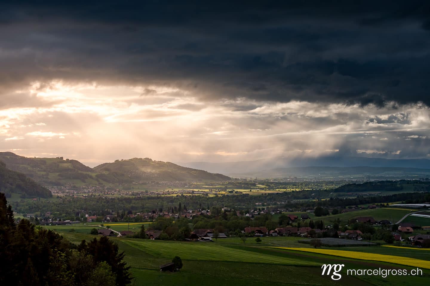. Sonnenuntergangsstimmung über dem Aaretal mit Belpberg. Marcel Gross Photography