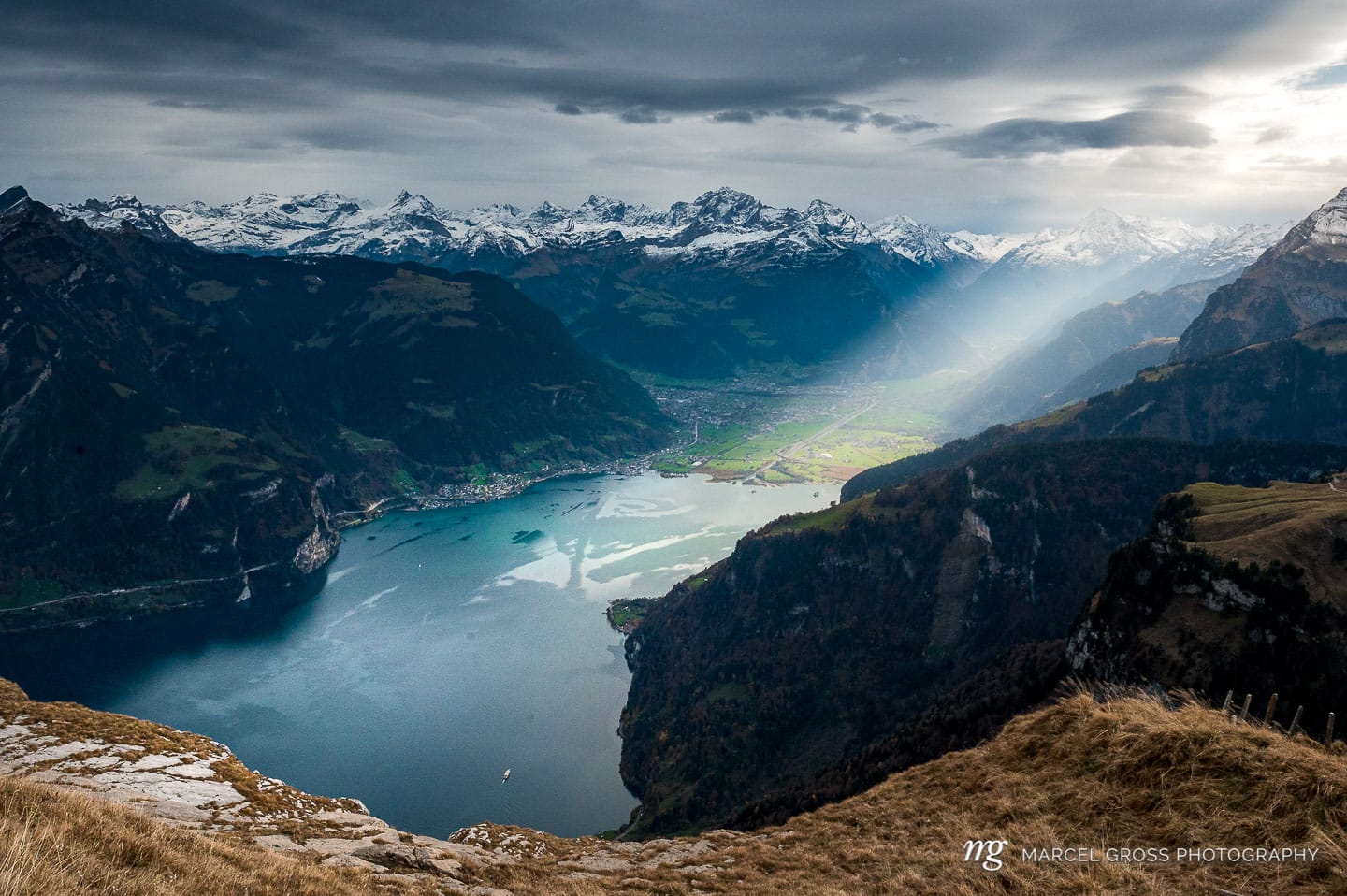 sun rays shining into Reussebene with Altdorf, Flüelen, Schattdorf, Gross Windgällen and Urnersee. Taken by Marcel Gross Photography