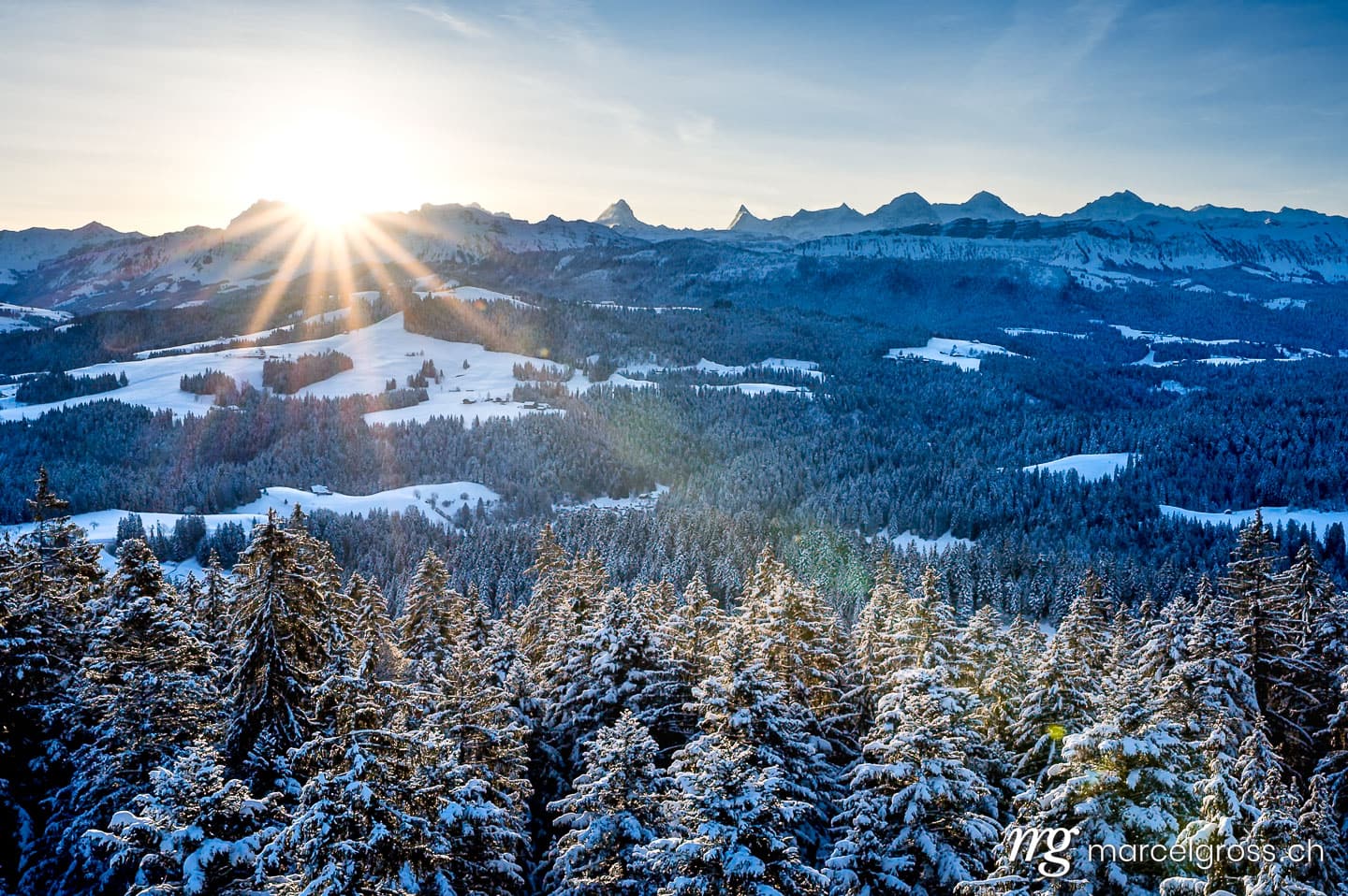 Winterbild Schweiz. sunrise over the hills of Emmental and Bernese Alps in winter. Marcel Gross Photography