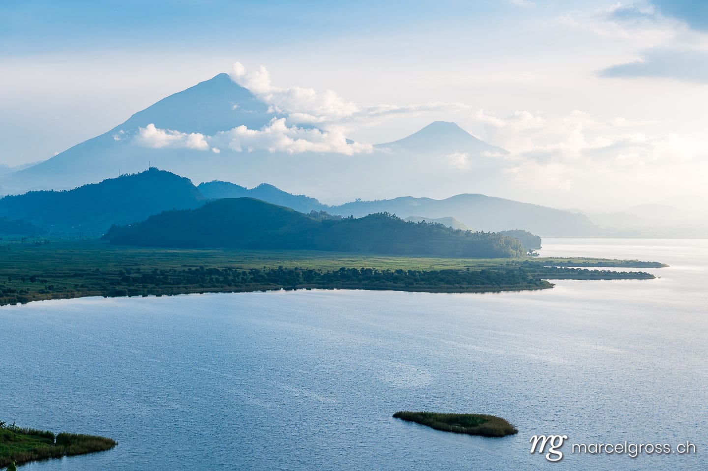 Uganda Bilder. landscape of Mount Muhabura and Lake Mutanda in the late afternoon. Marcel Gross Photography