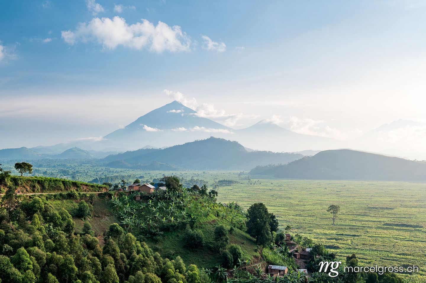Uganda Bilder. landscape of Mount Muhabura and Lake Mutanda in the late afternoon. Marcel Gross Photography