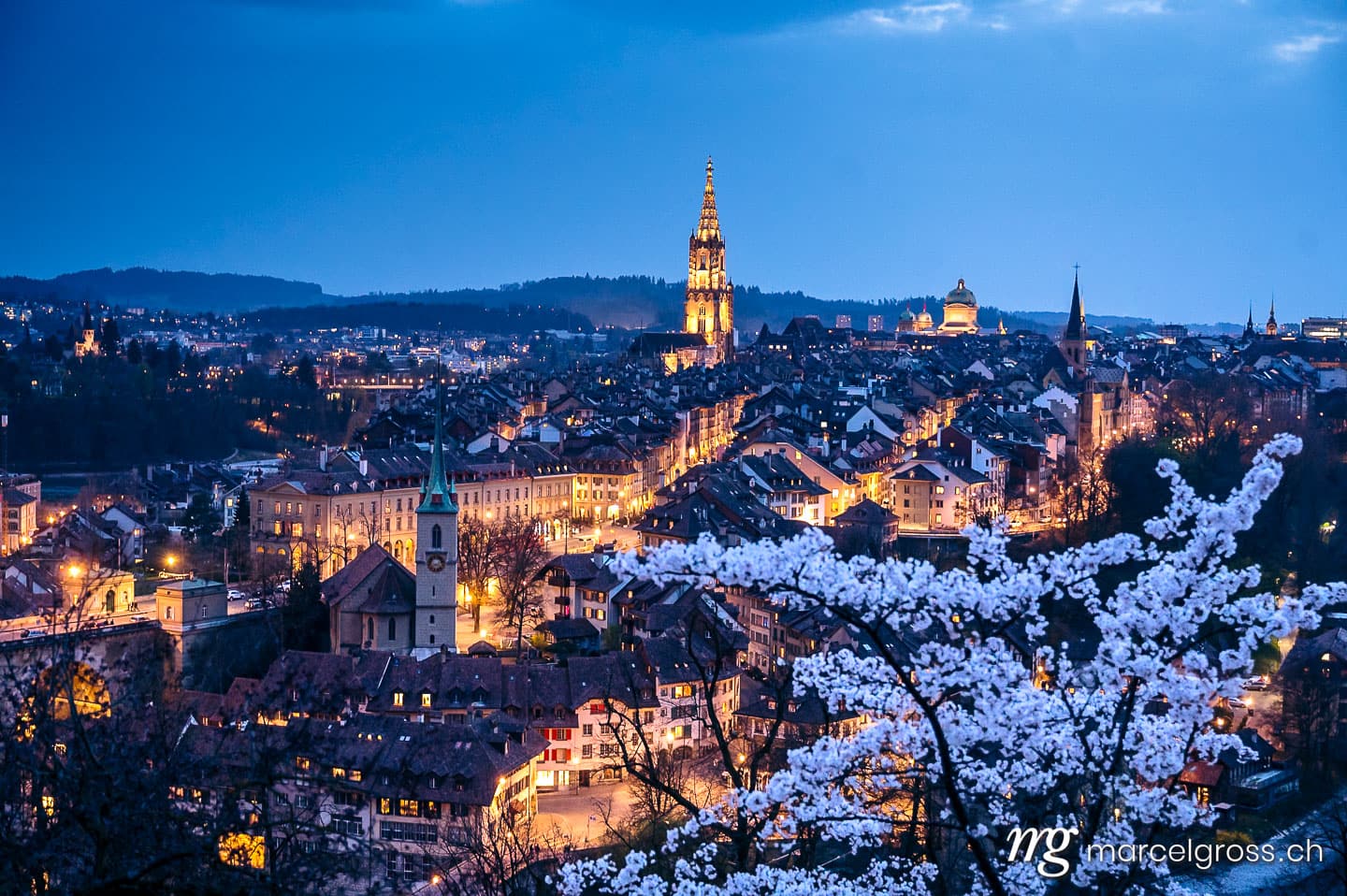 Bern Bilder. view from Rosengarten over the historic center of Bern during nightfall. Marcel Gross Photography