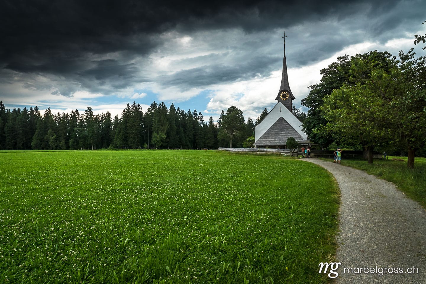 . Gewitterstimmung über der Kirche Wützbrunnen in Röthenbach im Emmental. Marcel Gross Photography