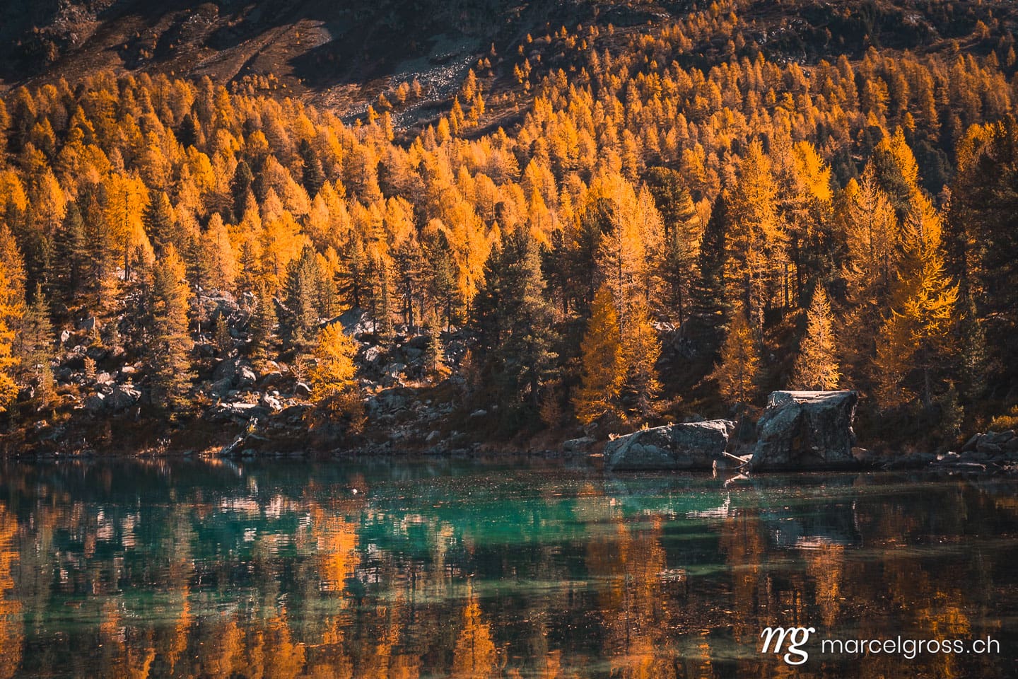 . Herbstliche Spiegelung im Lago di Saoseo, Puschlav, Schweiz. Marcel Gross Photography