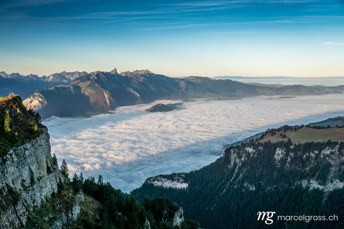 . Nebelmeer über Thun. Marcel Gross Photography