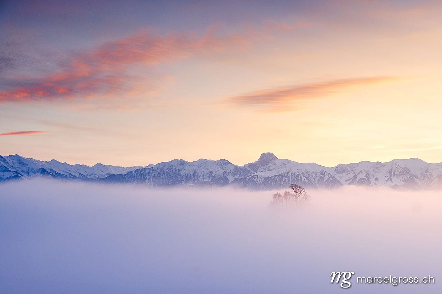 Winterbild Schweiz. misty sunset with Stockhorn ridge in the distance. Marcel Gross Photography