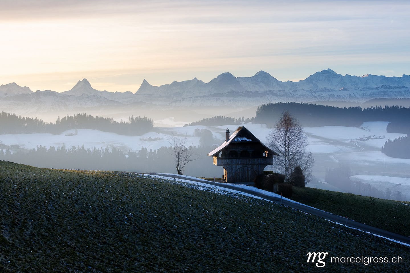 Emmental Winter Bilder. Emmentaler Spycher im Winter vor Berner Alpen. Marcel Gross Photography