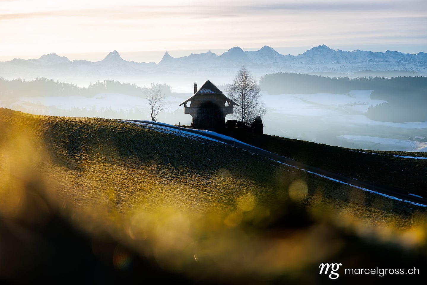 Emmental Winter Bilder. Emmentaler Spycher im Winter vor Berner Alpen. Marcel Gross Photography