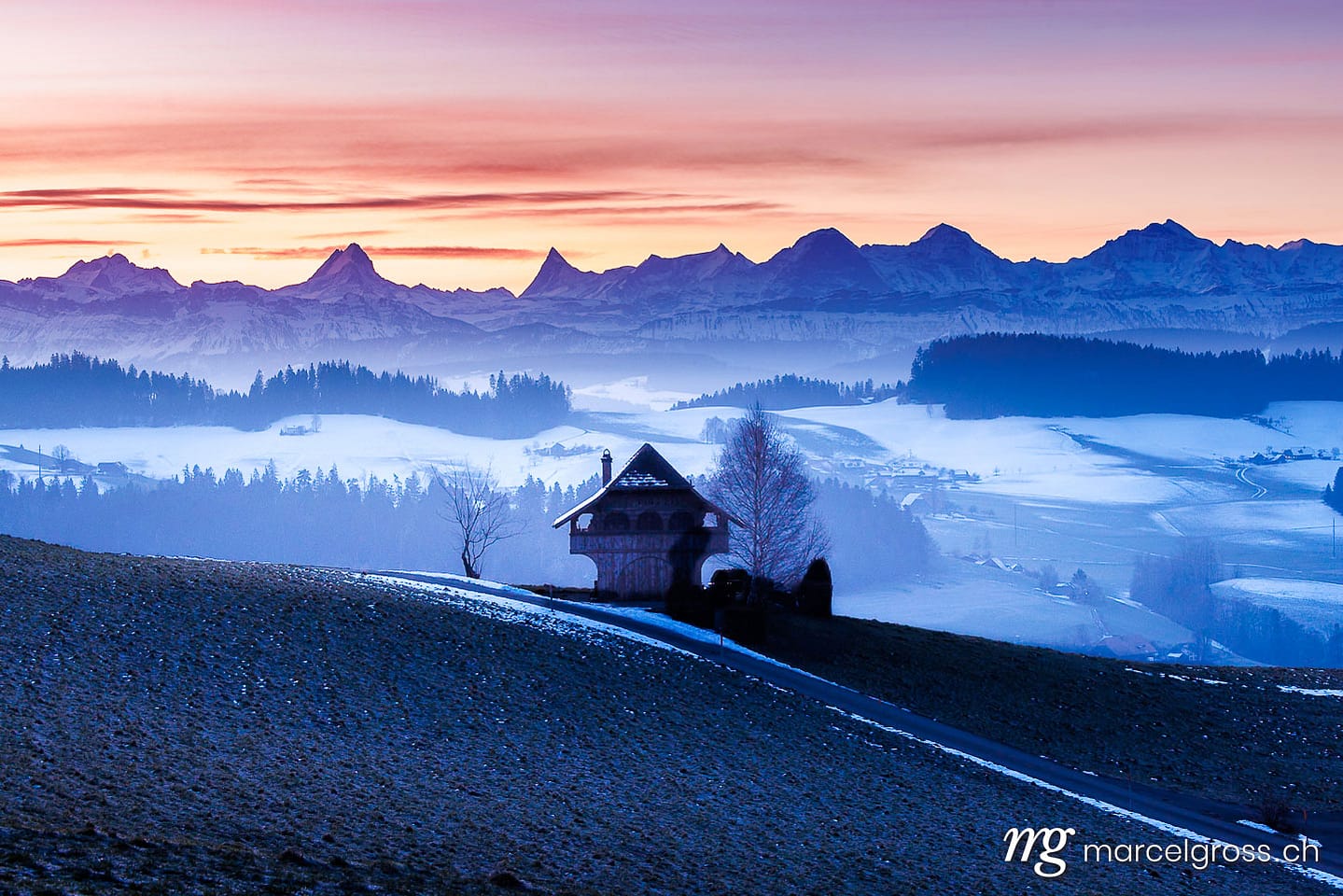Emmental Winter Bilder. Emmentaler Spycher im Winter vor Berner Alpen. Marcel Gross Photography