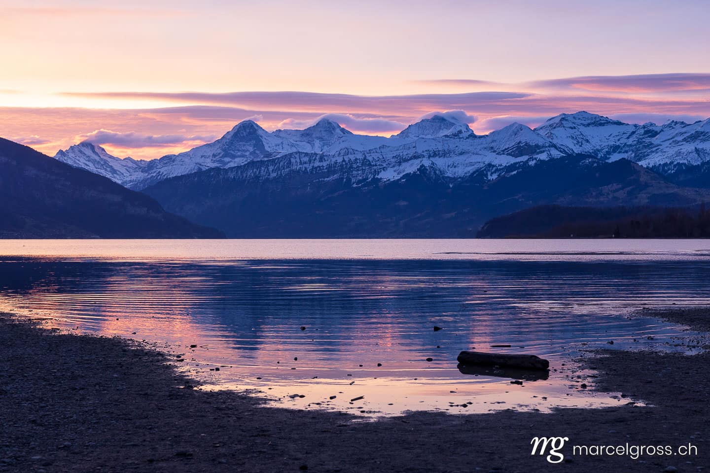 Berner Oberland Bilder. Sonnenaufgang am Thunersee mit Eiger Mönch und Jungfrau. Marcel Gross Photography