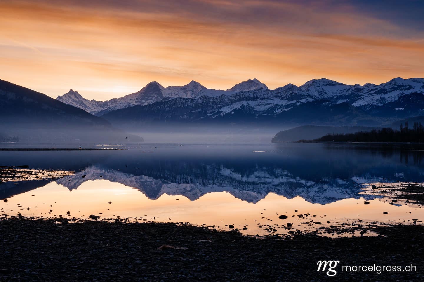 Berner Oberland Bilder. Sonnenaufgang am Thunersee mit Eiger Mönch und Jungfrau. Marcel Gross Photography