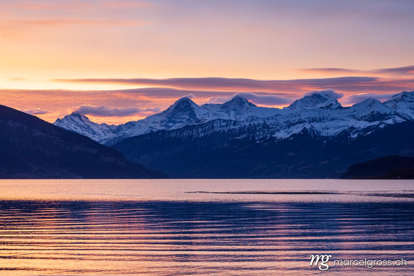 Thunersee Bilder. Sonnenaufgang am Thunersee mit Eiger Mönch und Jungfrau. Marcel Gross Photography