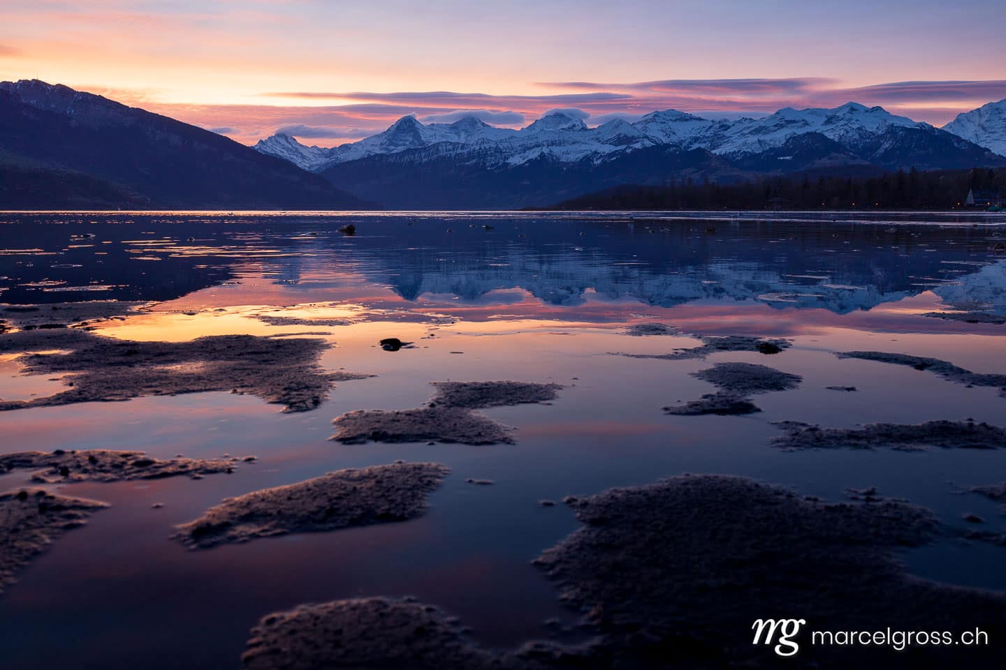 Thunersee Bilder. Sonnenaufgang am Thunersee mit Eiger Mönch und Jungfrau. Marcel Gross Photography