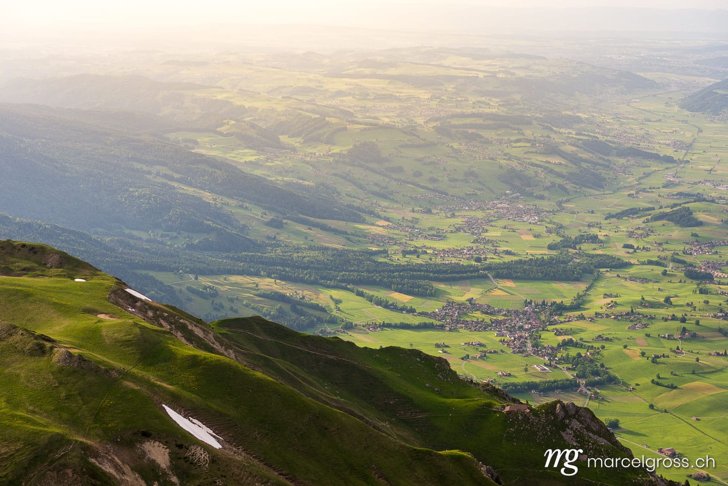 . Blick von Stockhorn auf Blumenstein und Wattenwil in Sonnenuntergangsstimmung. Marcel Gross Photography