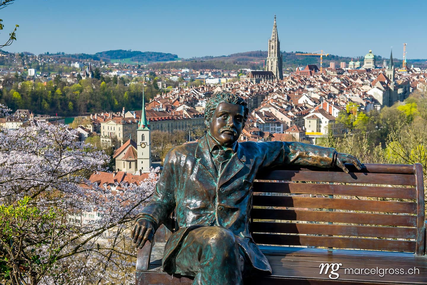 Bern Bilder. Albert Einstein-Statue im Berner Rosengarten. Marcel Gross Photography