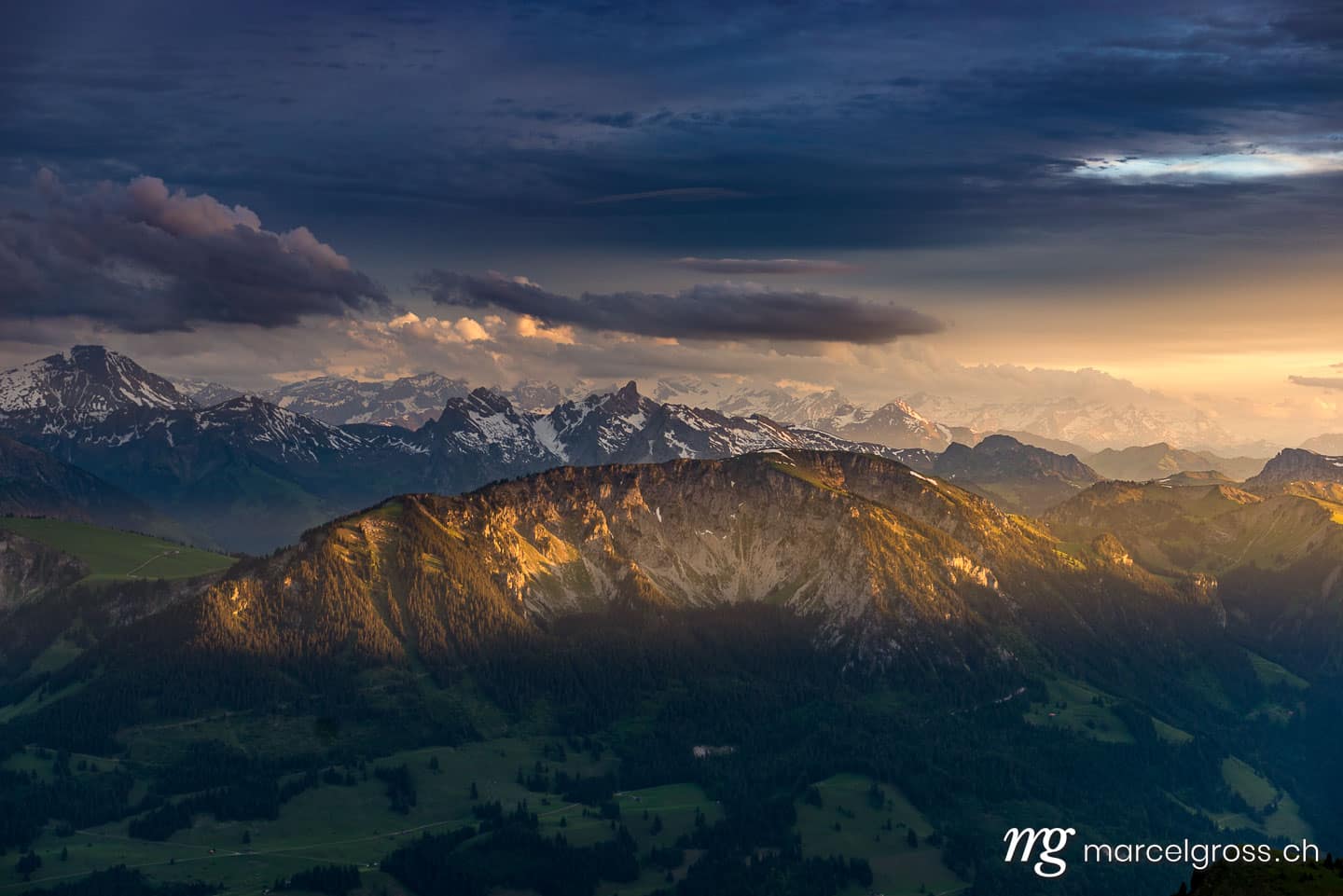 . Sonnenuntergang über dem Diemtigtal und Simmental. Marcel Gross Photography