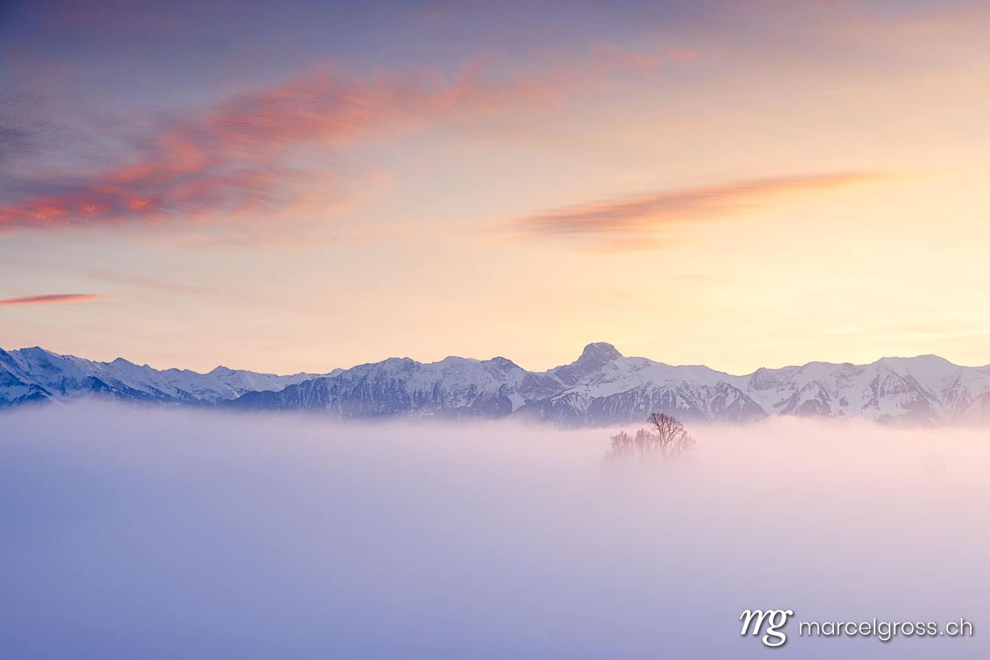 Winterbild Schweiz. misty sunset with Stockhorn ridge in the distance. Marcel Gross Photography