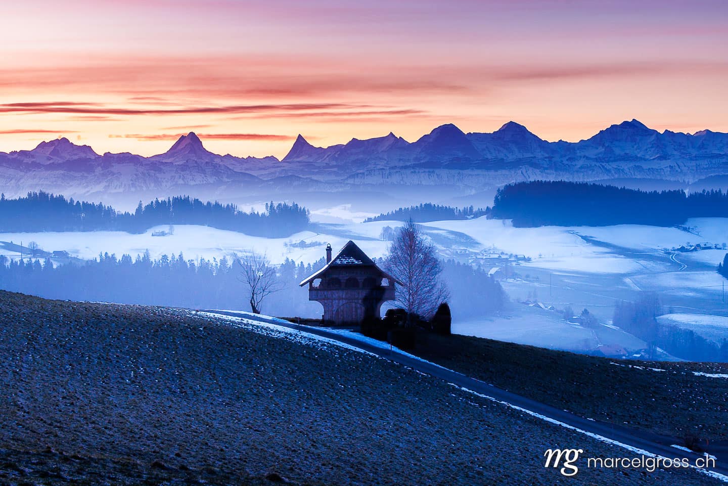 Emmental Winter Bilder. Emmentaler Spycher im Winter vor Berner Alpen. Marcel Gross Photography