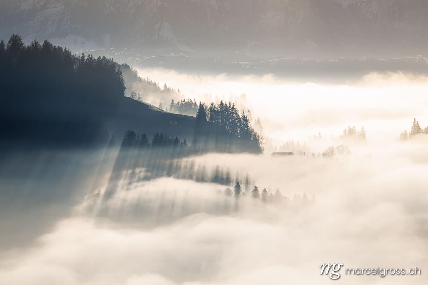 Herbstbild Schweiz. Nebelschwaden im Herbst im Emmental. Marcel Gross Photography