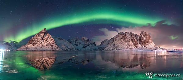 Aurora Borealis over Sakrisøy, Lofoten, Northern Norway in Winter. Lofoten Nordlicht Bilder (c) Marcel Gross Photography