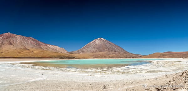 Bolivien Bilder. as its name says it shines green in certain conditions in Reserva Nacional de Fauna Andina Eduardo Avaroa.. Taken by Marcel Gross Photography