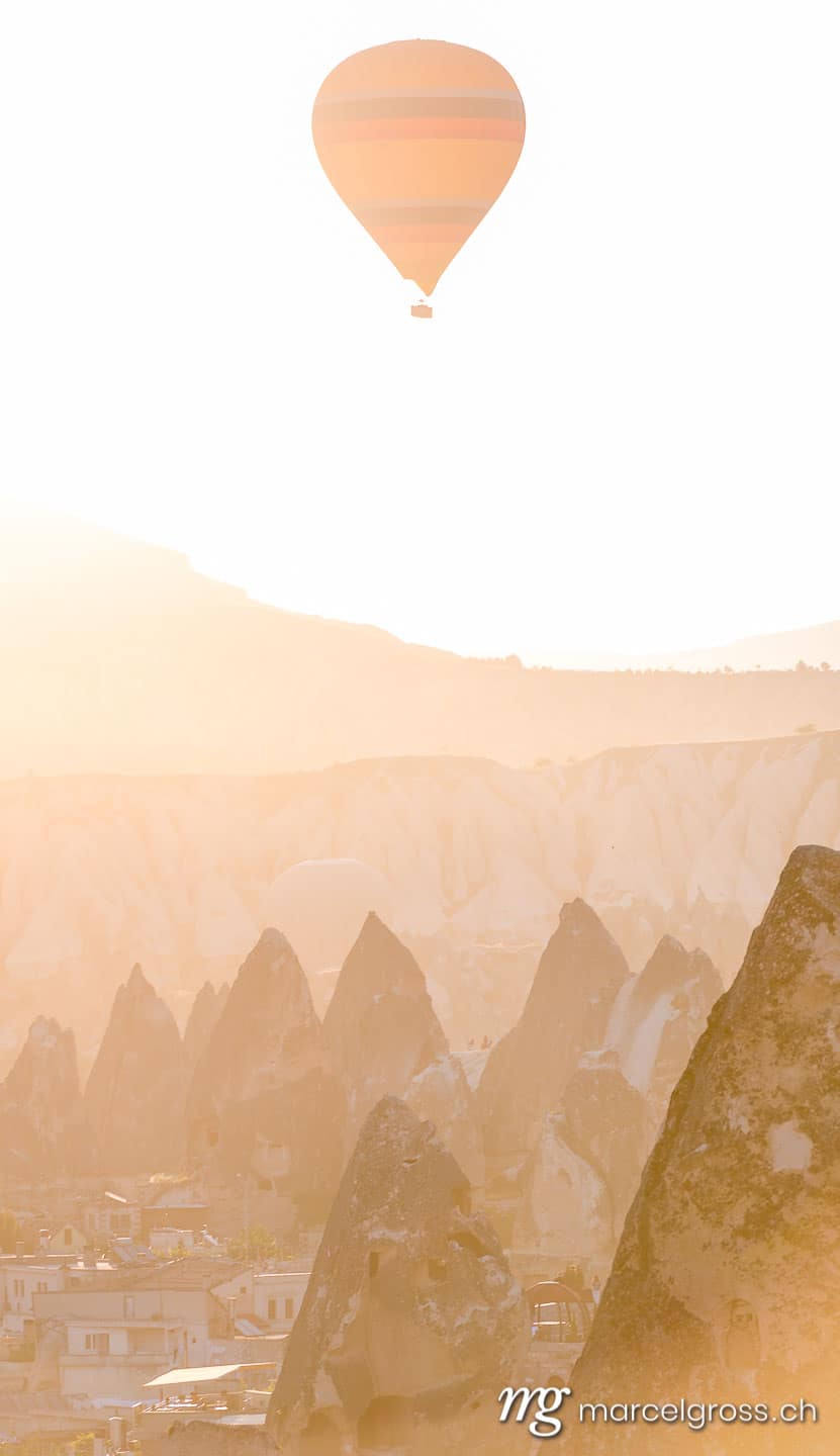kappadokien bilder. a balloon at fairy chimneys at sunrise in Göreme, Cappadocia. Marcel Gross Photography