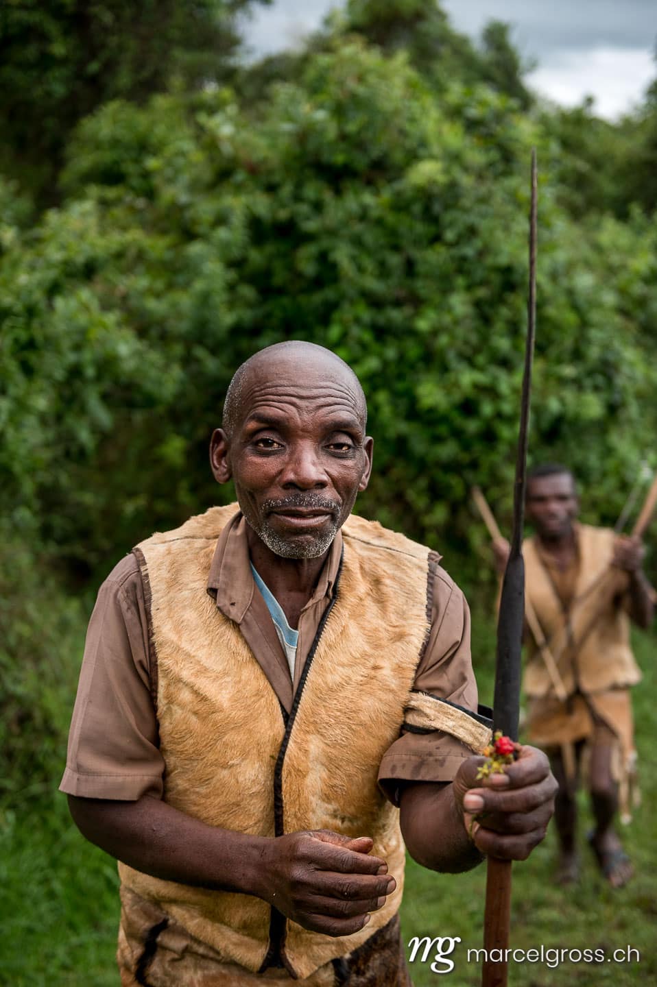 Uganda Bilder. batwa men in the mountain forest in Mgahinga Gorilla National Park, Uganda. Marcel Gross Photography