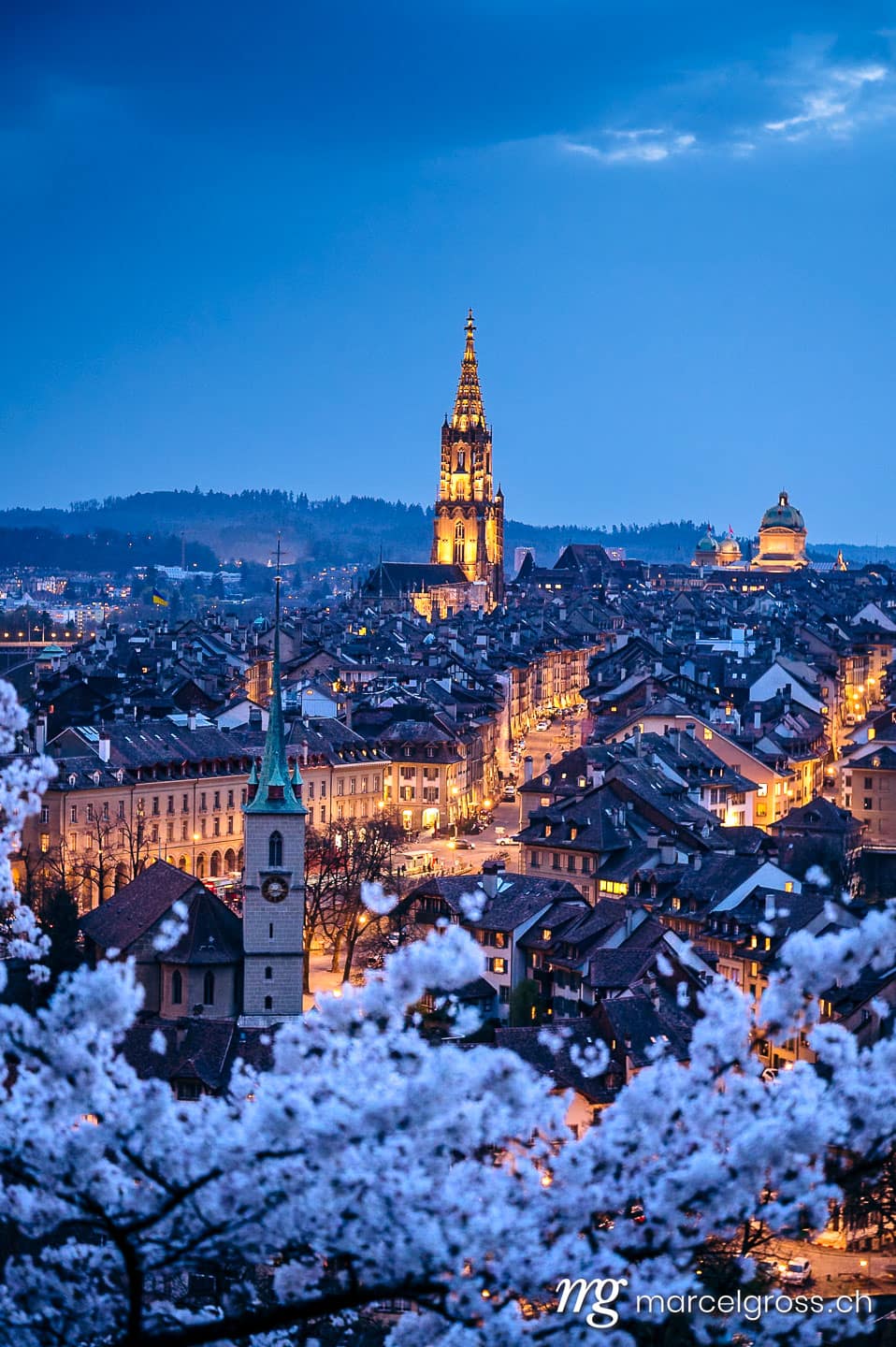 Bern Bilder. view from Rosengarten over the historic center of Bern during nightfall. Marcel Gross Photography