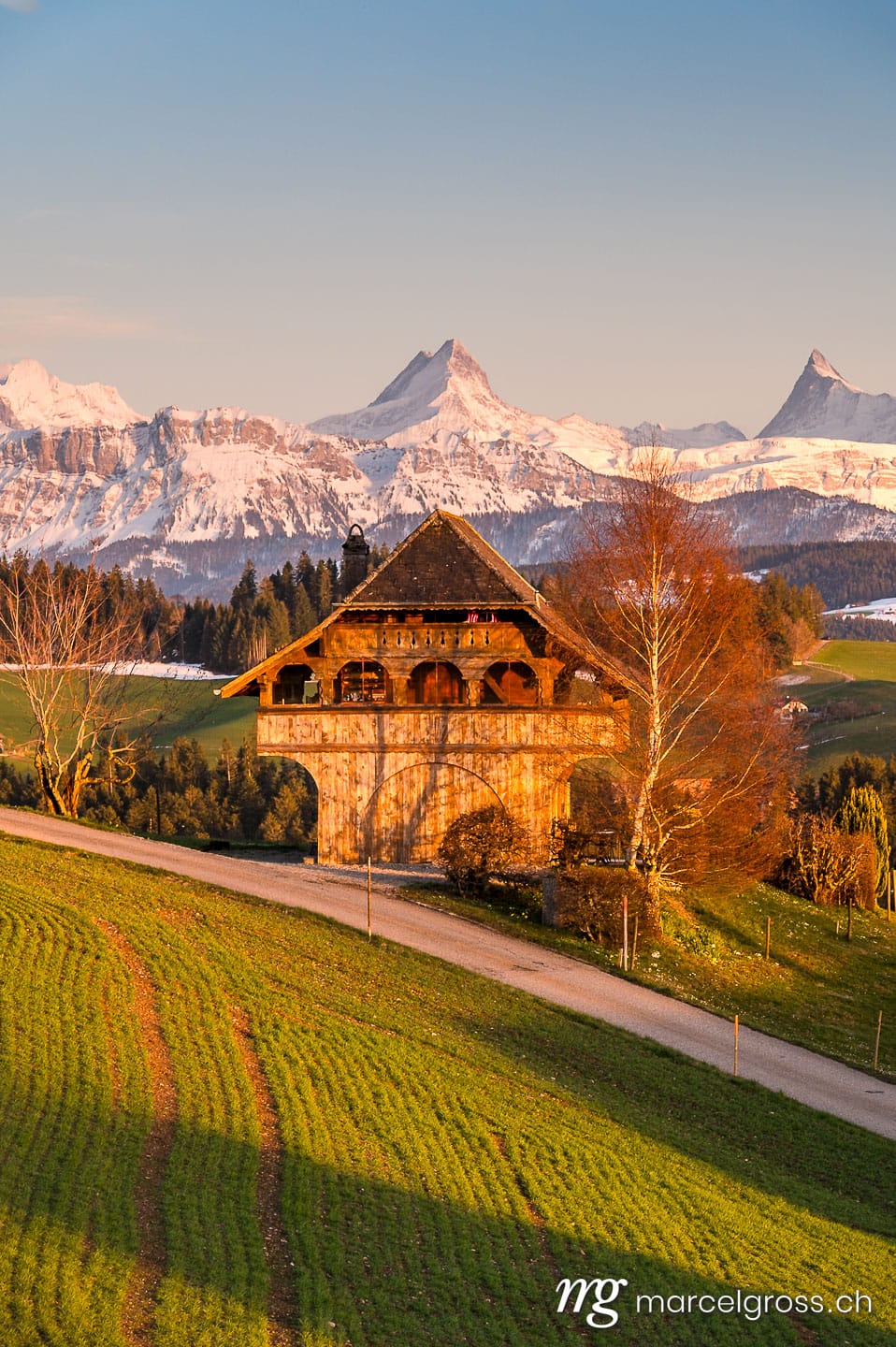 Emmental Bilder. Stöckli at sunset with Schreckhorn in the Background. Marcel Gross Photography
