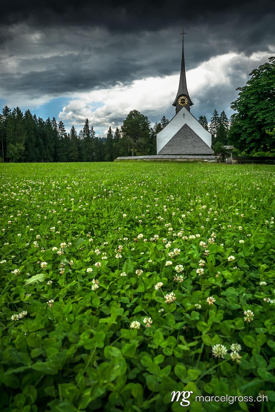 . Gewitterstimmung über der Kirche Wützbrunnen in Röthenbach im Emmental. Marcel Gross Photography