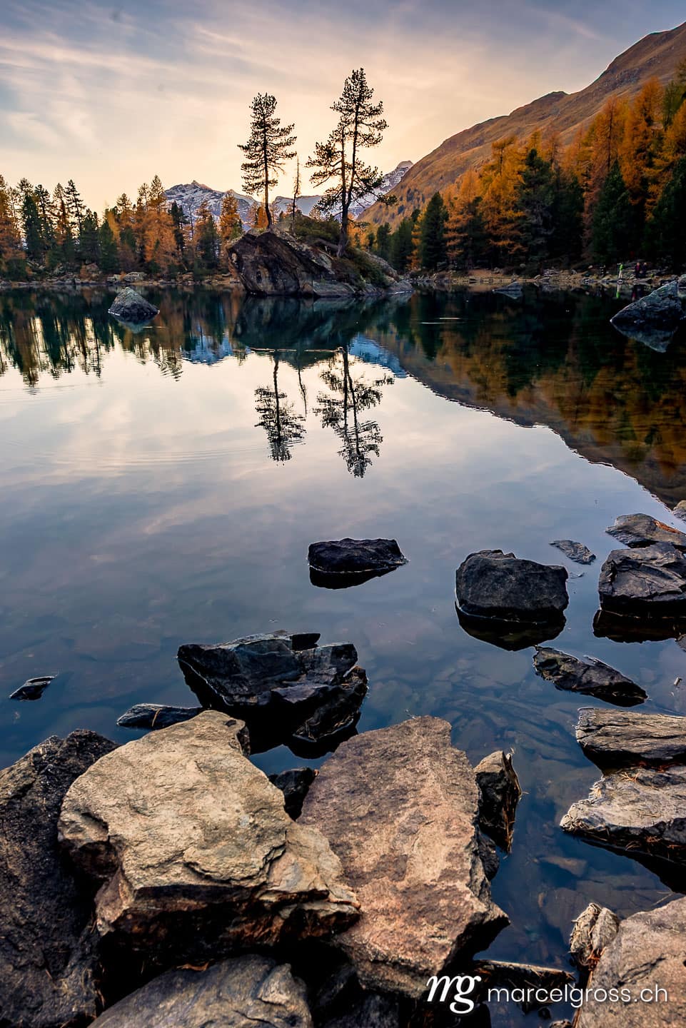 . Goldener Herbst am Lago di Saoseo im Val di Campo, Poschiavo, Schweiz. Marcel Gross Photography