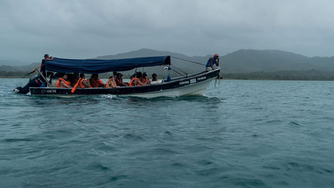 Zusammengepfercht im Motorboot
